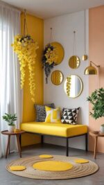 Moderne Gelbe Geometrische Wandkunst – Lebendige Skandinavische Wohnkultur mit Hängenden Pflanzen und Abstraktem Design